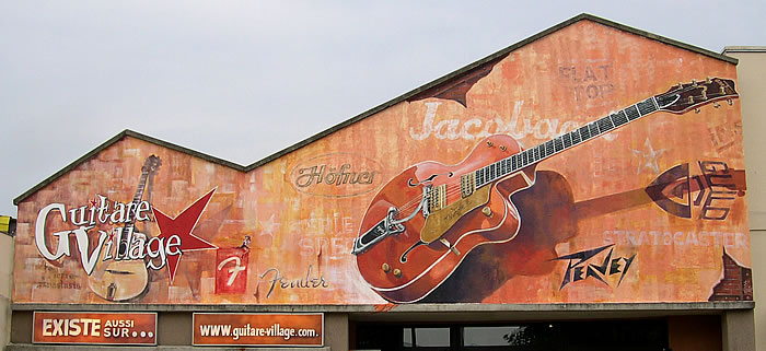 Trompe l'oeil de Claude Parizot sur la façade de guitare village